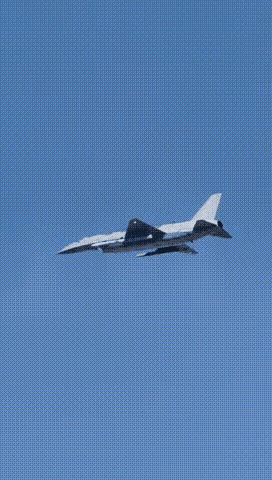 这次美军又领先了？隐身无人机成功发射超视距空空导弹！美军YFQ-44A无人战