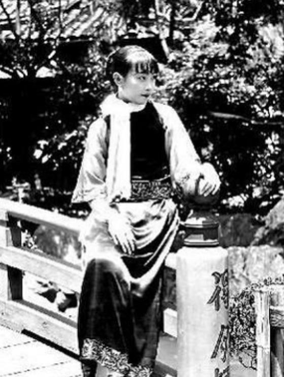 1940年深夜，民国大美女郑苹如，被秘密押到小树林执行枪决。特务垂涎她的美色，犹