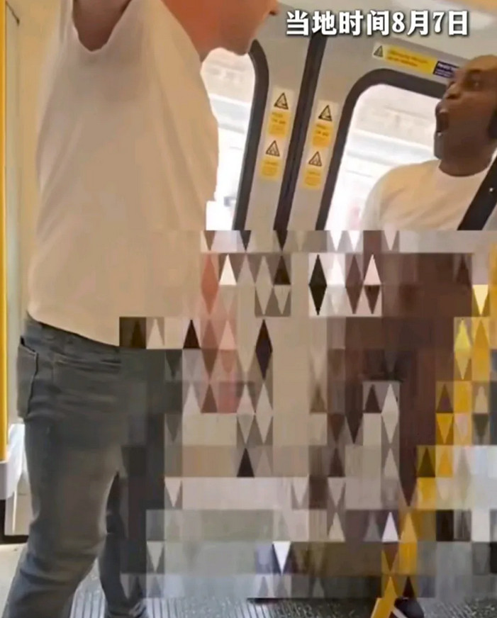近日，伦敦地铁上发生了一件离谱事：一名黑人男子上车后竟脱下裤子，暴露下体站在车厢
