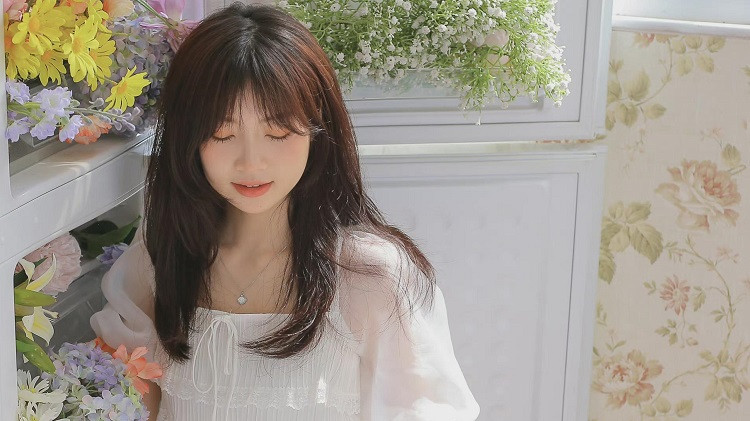 对女人来说，不是所爱之人，不会跟你出门，就算出去，也会保持很大的距离。如果你认