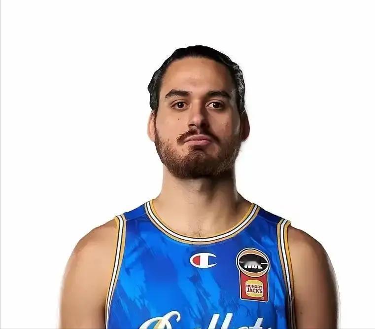 怀特塞德措手不及！昨天晚上，朱芳雨忽然透露自家大外援已在路上，看来广东男篮内线