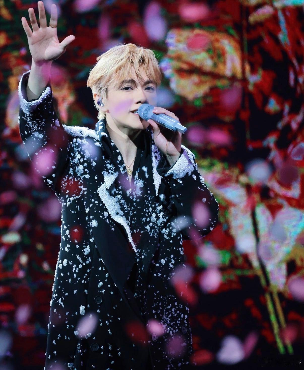 2010年的广州亚运会，张敬轩担任火炬手并献唱主题曲《日出东方》。他也是第一个在