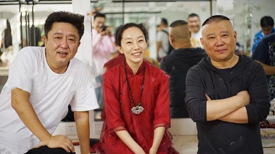 侯耀文女儿侯瓒，如今就在德云社幕后。侯耀文在相声圈里是响当当的人物，他是侯宝林