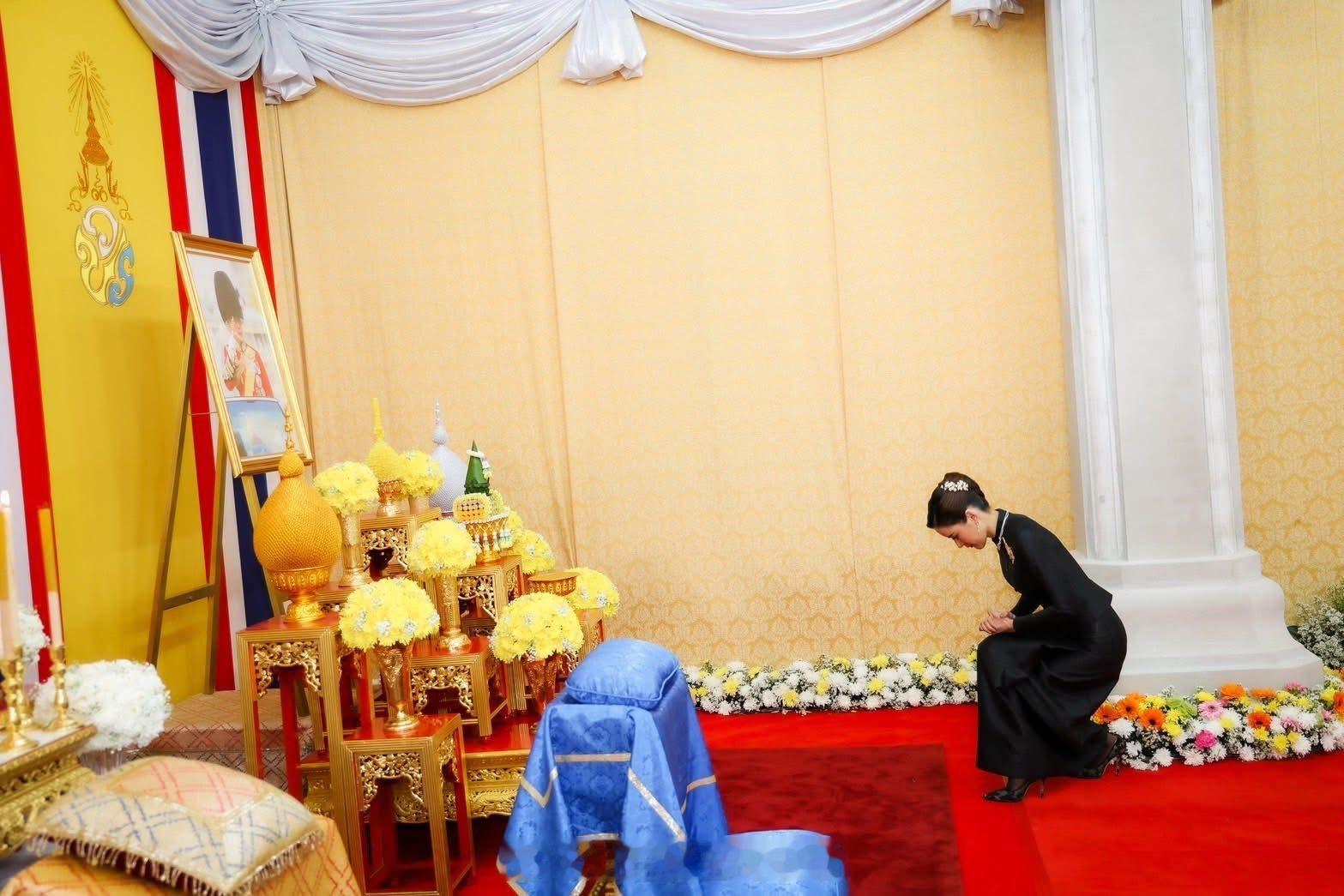 王室王室泰国王室奥拉侬2025年10月28日,奥拉侬小主带着阿努萨拉小