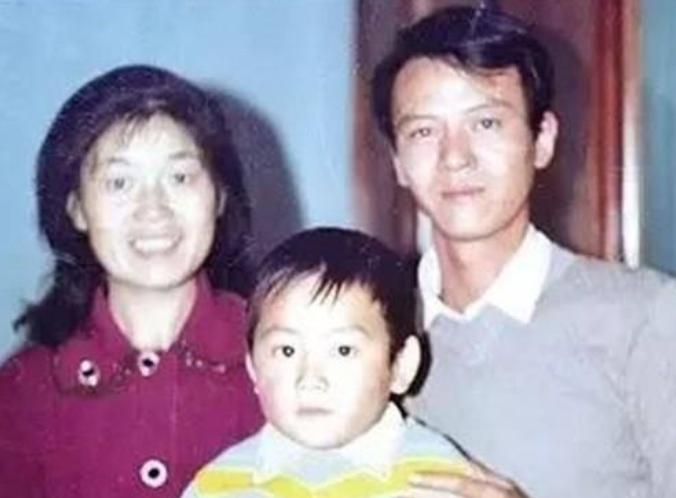 1979年，上海知青戴建国不顾反对娶了一农村女子，谁知娶回家当晚，妻子冲过去一拳