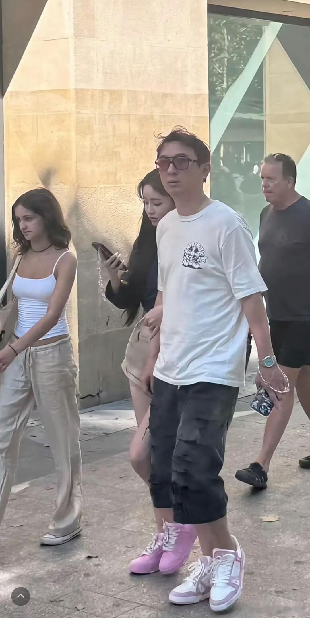 王思聪现在长这样，他已经37岁了现在他已经不花心了，跟女朋友懒懒谈了好久了黄一鸣