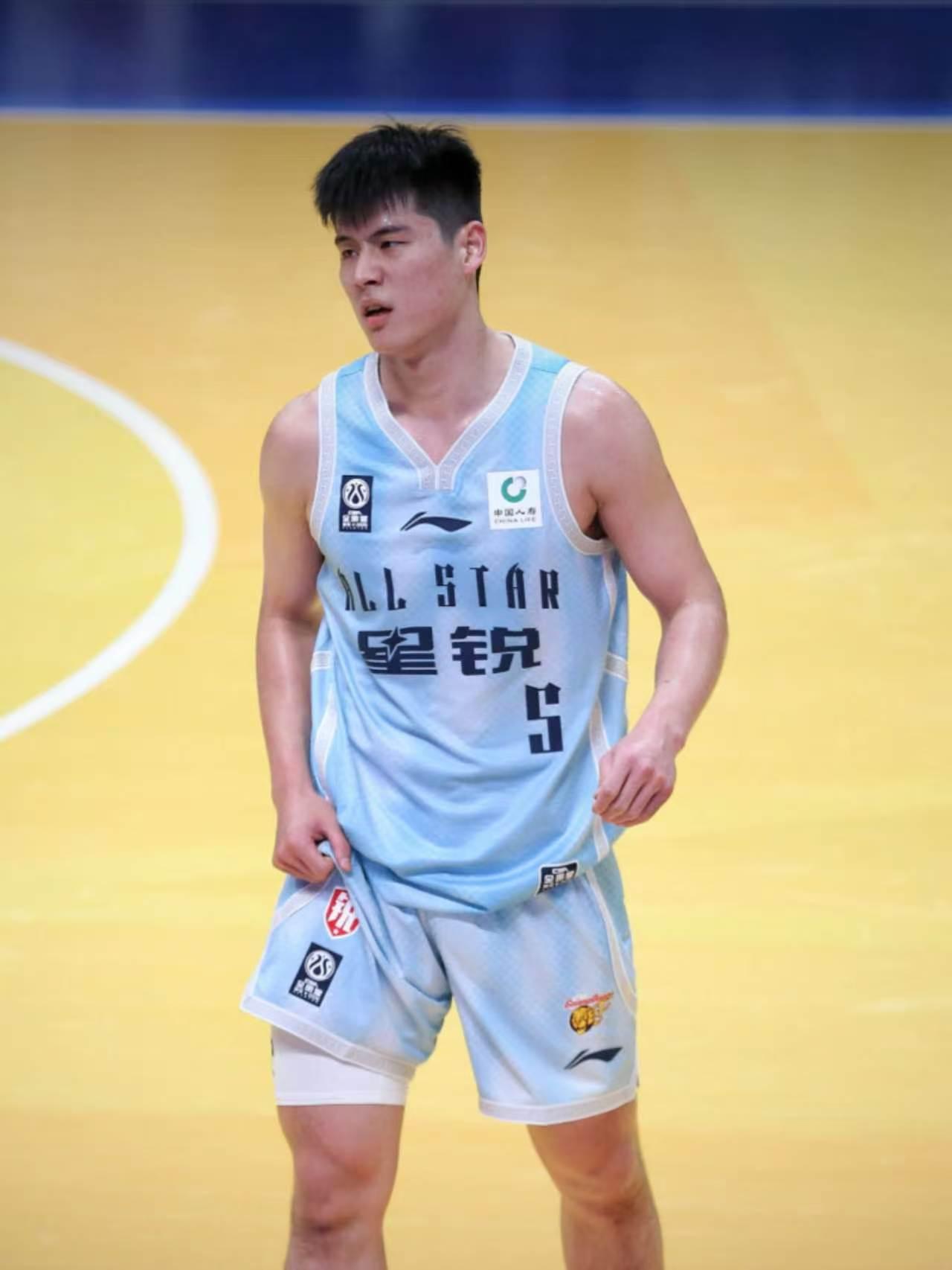 在广东宏远即将淘汰的边缘陈家政终于迎来了上场机会！别看陈家政是国青得分王和全明星