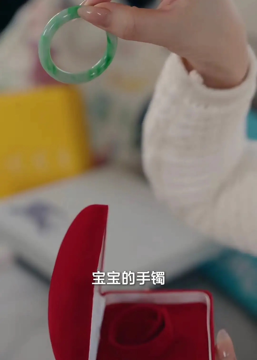 方媛晒三胎闺女收到的礼物，特别亮的一枚宝宝金锁抢镜，上面写着福字，用红绳挂起来非