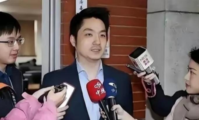 "你连中国人都不认，凭啥张罗把两蒋灵柩迁回大陆？"记者一句话，把蒋万安问沉默了