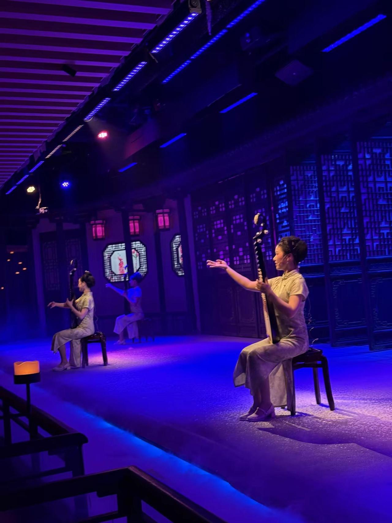 拼凑动图夏日街拍ootd牛仔裙的松弛感浅夏穿搭窗边花咖氛围