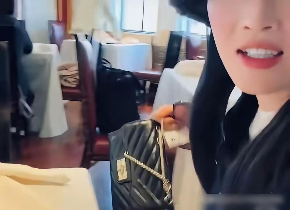 只要自己不尴尬，尴尬的就是别人！这位姑娘预约了上海和平饭店中午时间就餐。然后只点