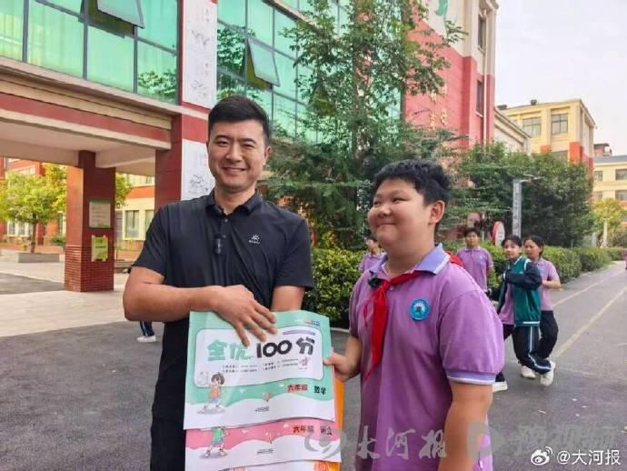 河南新乡，12岁男孩杨士桐撞倒价值4万元的摩托车后，没有逃跑，而是咬着牙尝试扶车