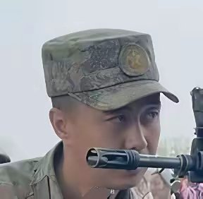 教官的眼神说明一切……