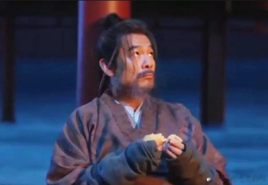 《长安二十四计》高相得两个馒头都得小心翼翼的留一点给躲在地下道里的顾玉……哎呀妈