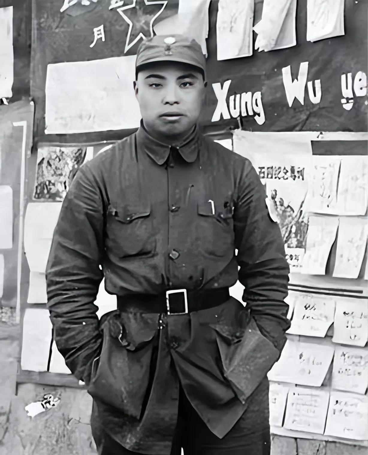 这位气质很特别的八路军将领，后来成为共和国开国中将。1950年任空军副政委，由