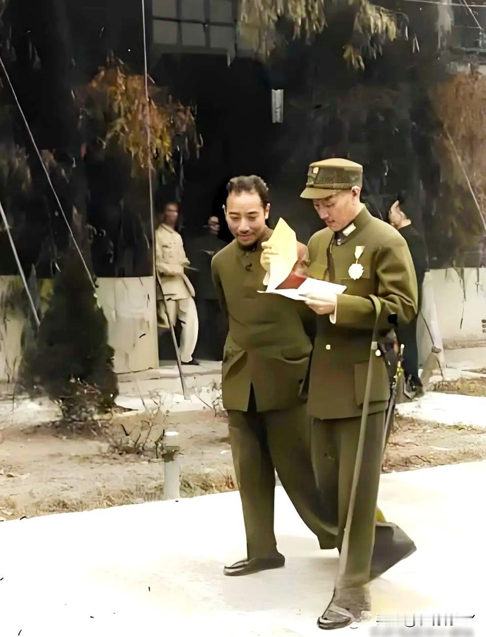 一九四三年，重庆，在中美特种技术合作所视察的蒋中正，军统副局长戴笠陪同。