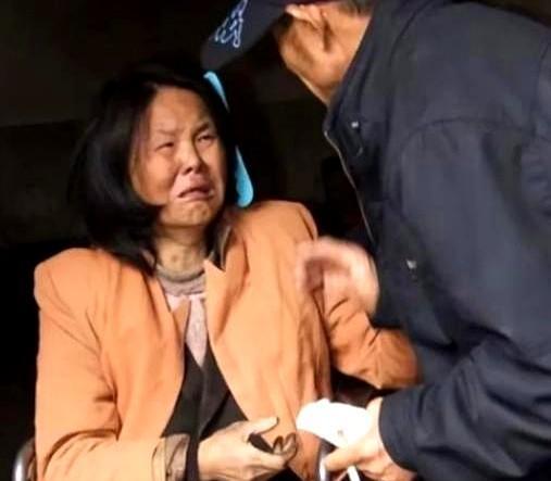 2001年，山东一49岁三轮车夫，在街头遇到一位被遗弃的高位截瘫女子，心善的他将