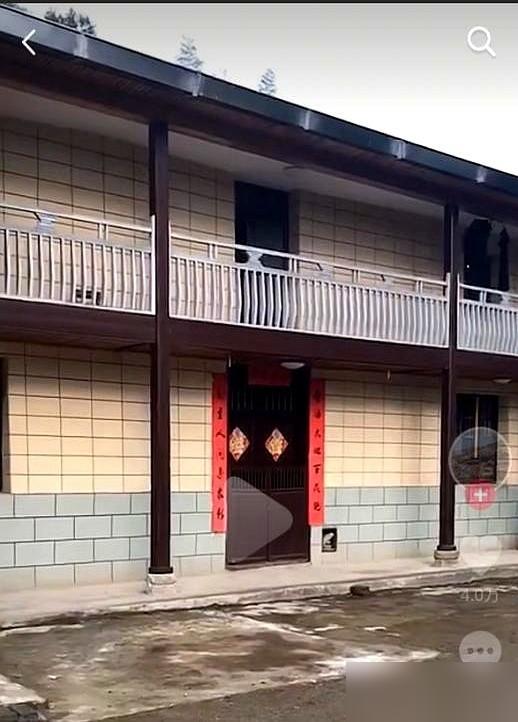 罗晋老家那房子，照片刷到的时候，我愣了一下。不是因为破，也不是因为豪，就觉得