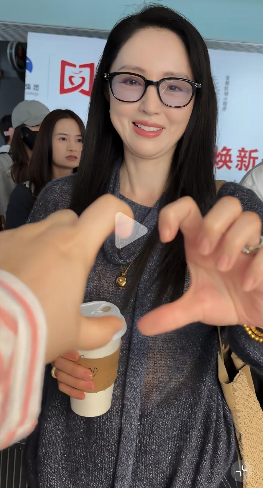 9月7日，董璇独自现身机场，路人镜头下老了不少，近照显示脸上褶子多，戴了钻戒一直