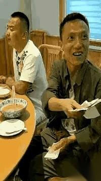 服务员把账单往桌上一放，包厢里瞬间就静了。靠近门口的男人伸手进上衣口袋，掏，再