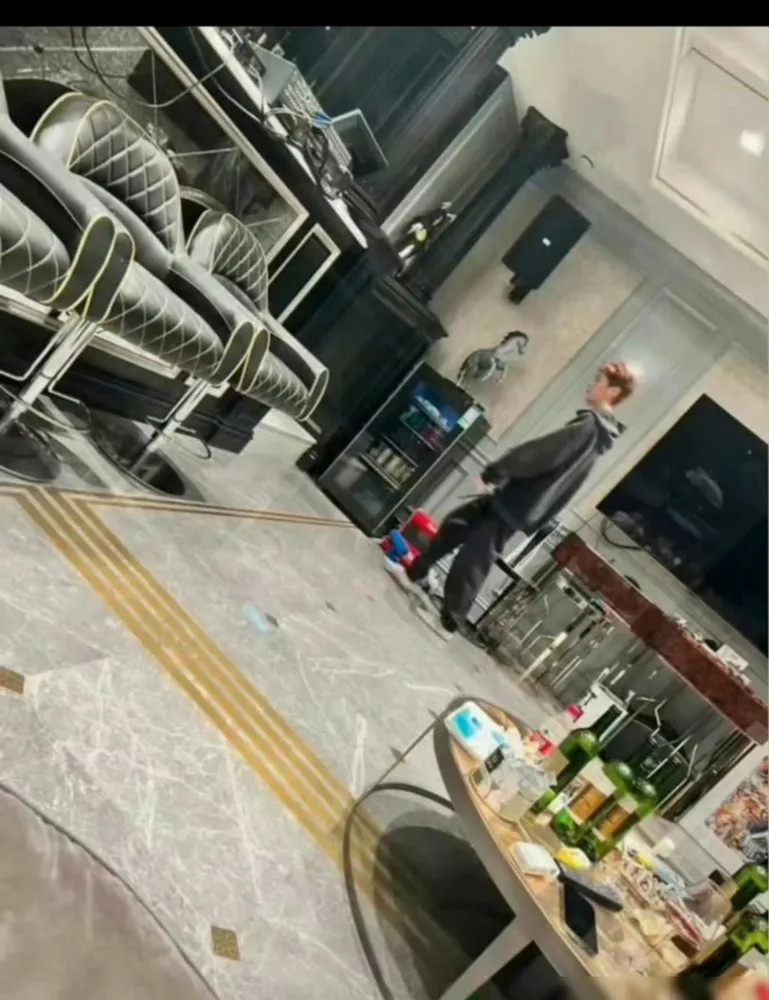 鹿晗3.6亿豪宅被曝土掉渣，活像个县城KTV，一屋子大金边配着水晶灯，我隔着屏幕