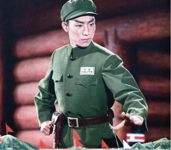 唱了半辈子"打败美帝野心狼"，晚年却带着全家住到美国。83岁的宋玉庆，如今活成了