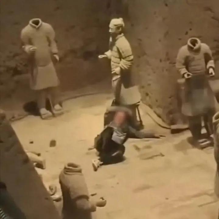 今天(30日)下午5点多，不知道怎么回事，一男子竟然掉进了兵马俑三号坑，砸坏了三