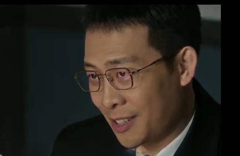 张译塑造的检察官洪亮剧中加入的小动作太多！太假了！我敢说，演员张译家里一定没