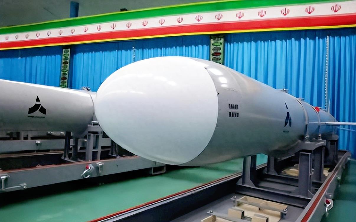 伊朗直接摊牌了，官方甩出的视频把全网看懵，一座深埋地下的超级导弹城正式曝光，里面