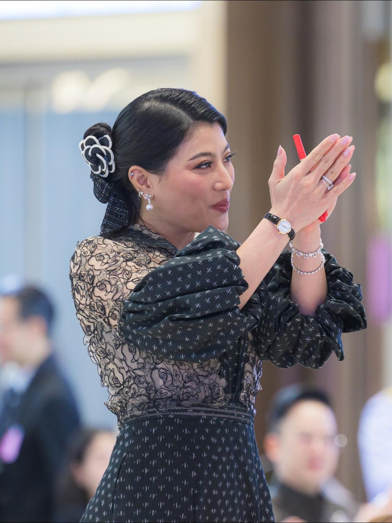 思蕊梵出席丝绸展,意外跟诗丽吉太后撞脸10月31日下午1点22分,思蕊梵公主殿