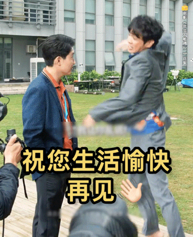张若昀扇领导巴掌前先起飞张若昀年会2演的是打戏《年会不能停2》这段名场面趣味十足