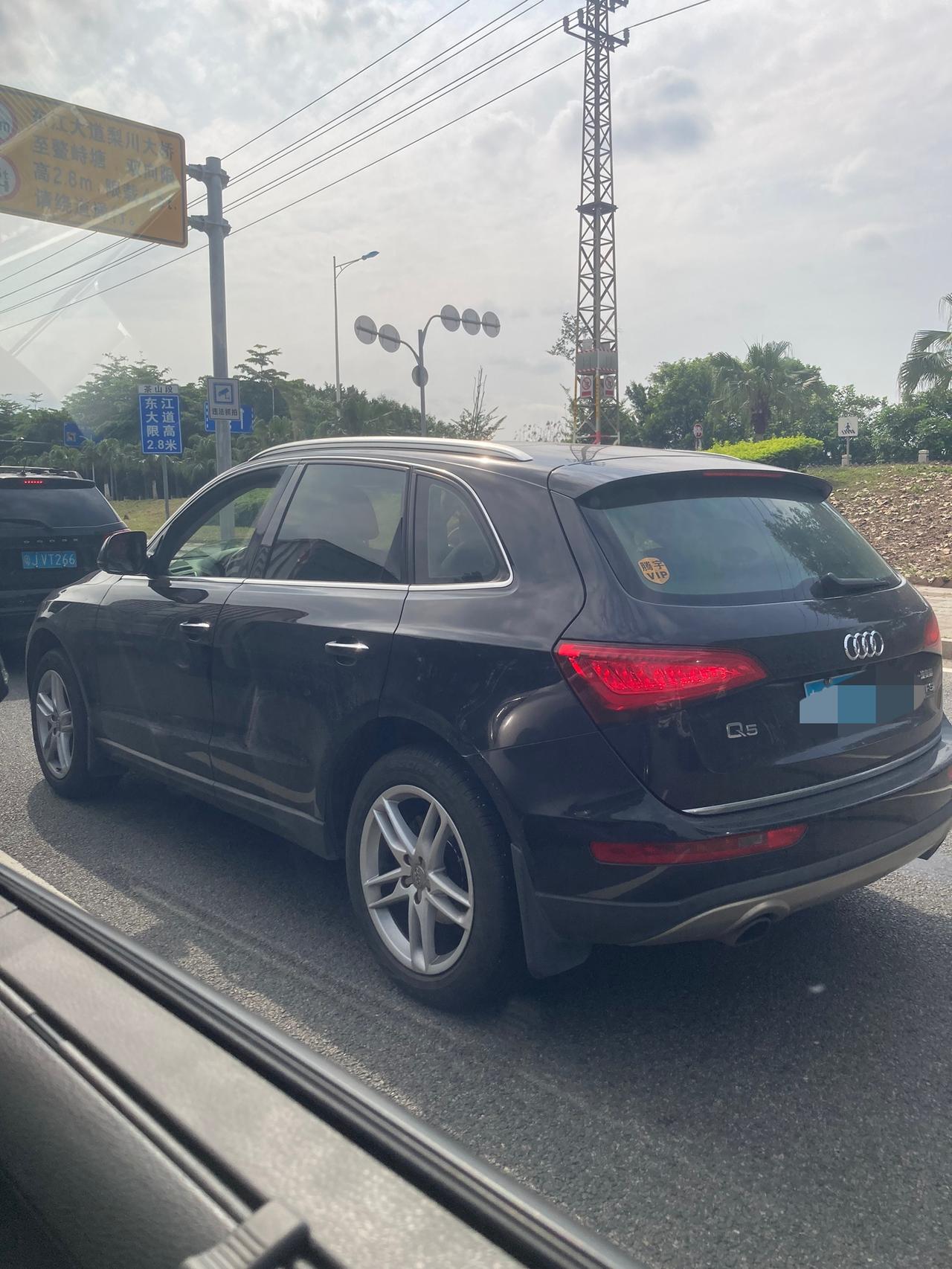 奥迪Q5在路上还经常看得到老款的奥迪Q5，虽然空间不大，但是我觉得这款造