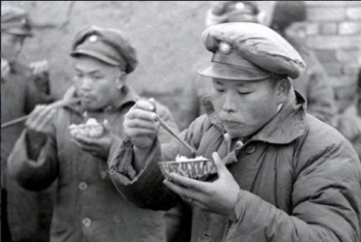 1948年，有一个国民党士兵饿的实在受不了了，跑到了解放军阵地，竟然背回一袋子馒