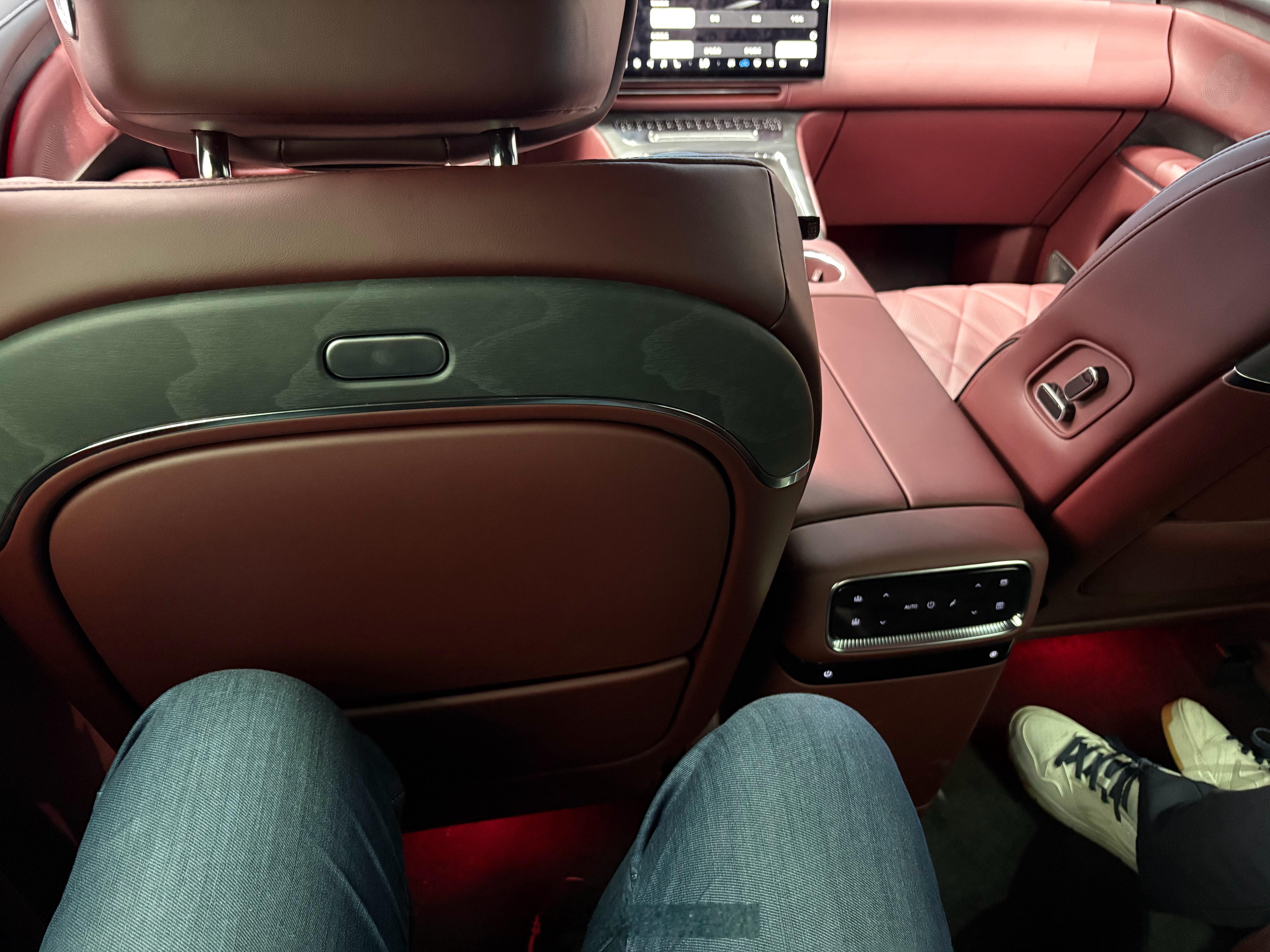 岚图泰山静态品鉴了下，我这个身高有点局促，其他蛮好，大四座模式非常爽～不知道动态