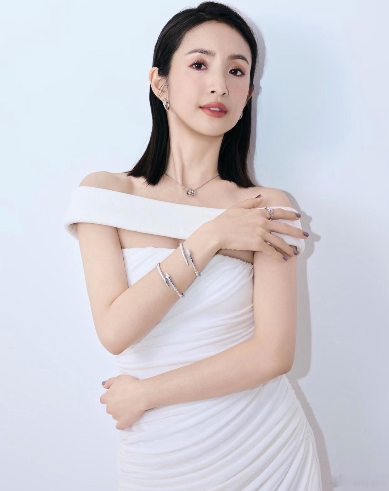 1.网传关于林依晨早年伺候公婆的说法一直争议不断，有传言称她曾经早起侍奉长辈、给公婆端洗脚水，还有说