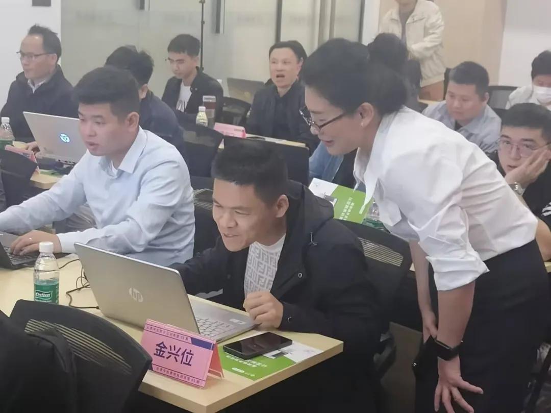 昨天一个老板跟我讲了一件让他最近很感慨的事。他说：我们公司有个行政小姑娘，在