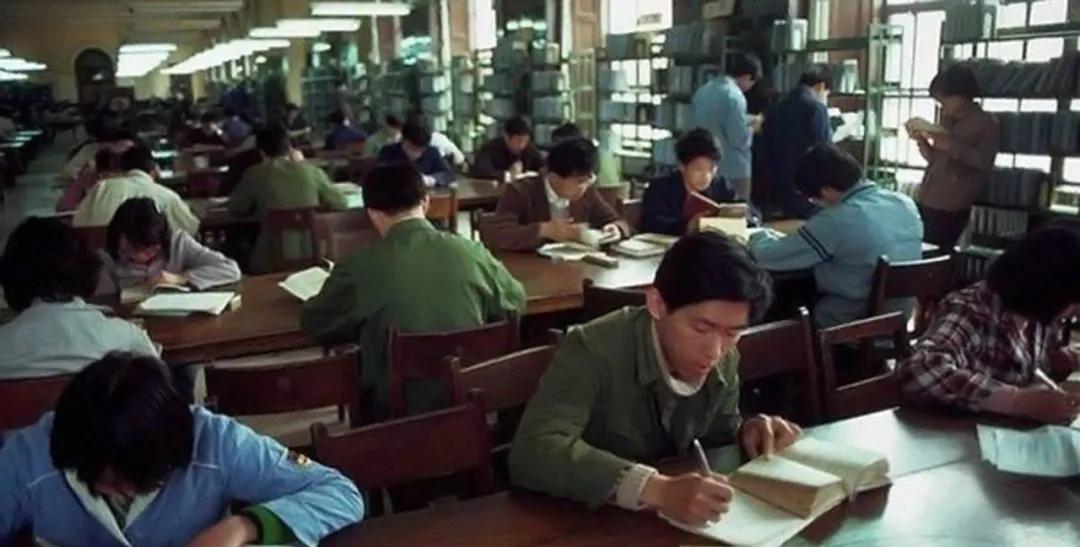 迷茫！以前的大学包分配，大家一毕业就有工作，虽然工资不高，但维持基本生活养家糊口