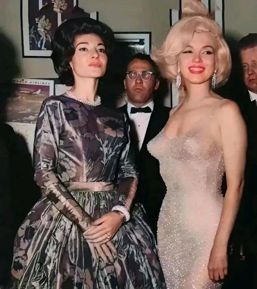 1962年，肯尼迪的45岁生日晚宴现场，画面记录下玛丽莲梦露与歌剧名伶玛丽亚卡拉