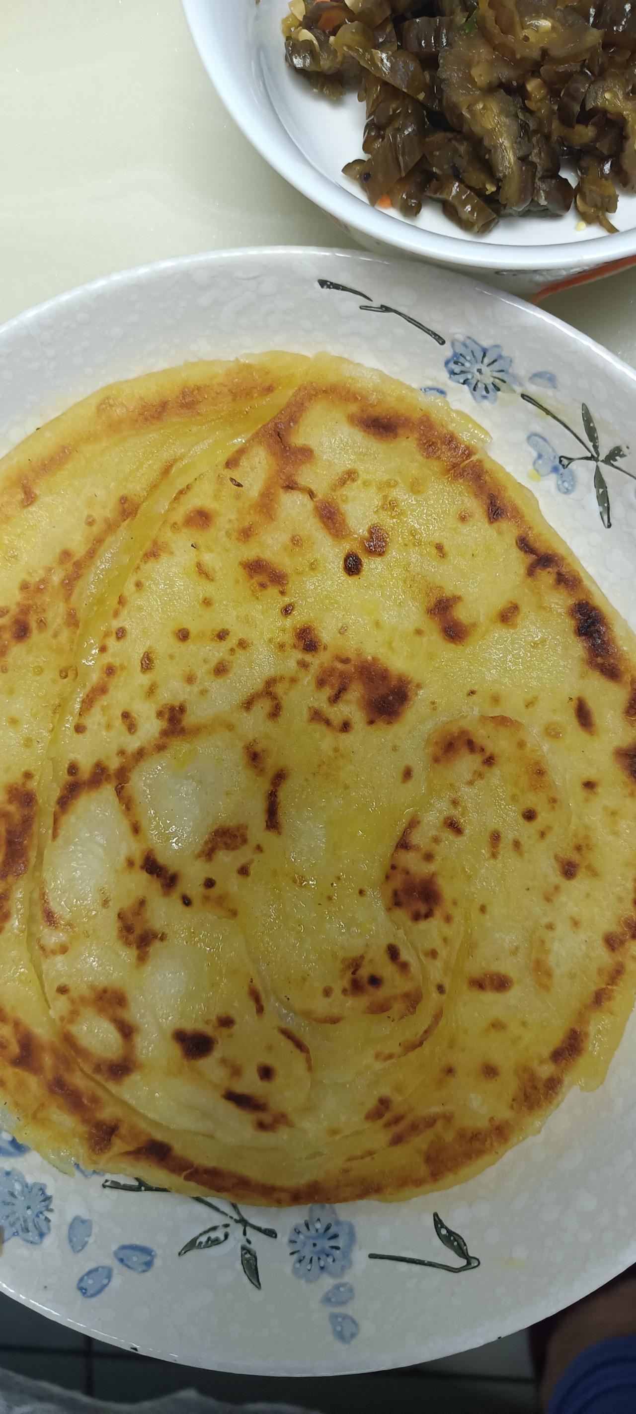 六点四十，早餐已经上桌。每天临睡前，我老公都得告诉我，明早他想吃啥。他今天也