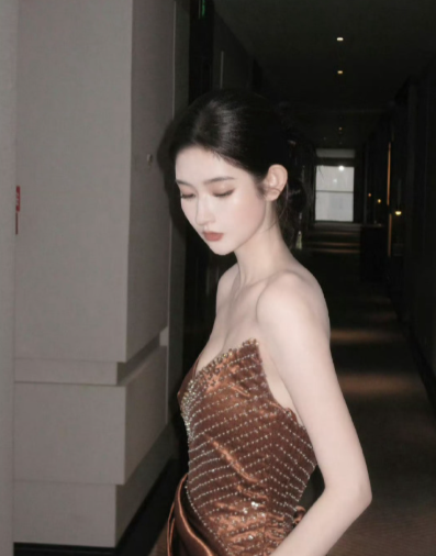 王玉雯追星刘亦菲简直太让人感同身受啦，早年就想做朋友，合照乐开花，追星成功开心