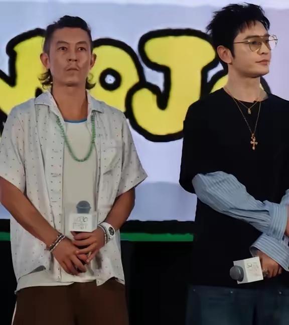 黄晓明对待人的态度真是一天一地。在上海的一个活动中，黄晓明站在台上的，接着就