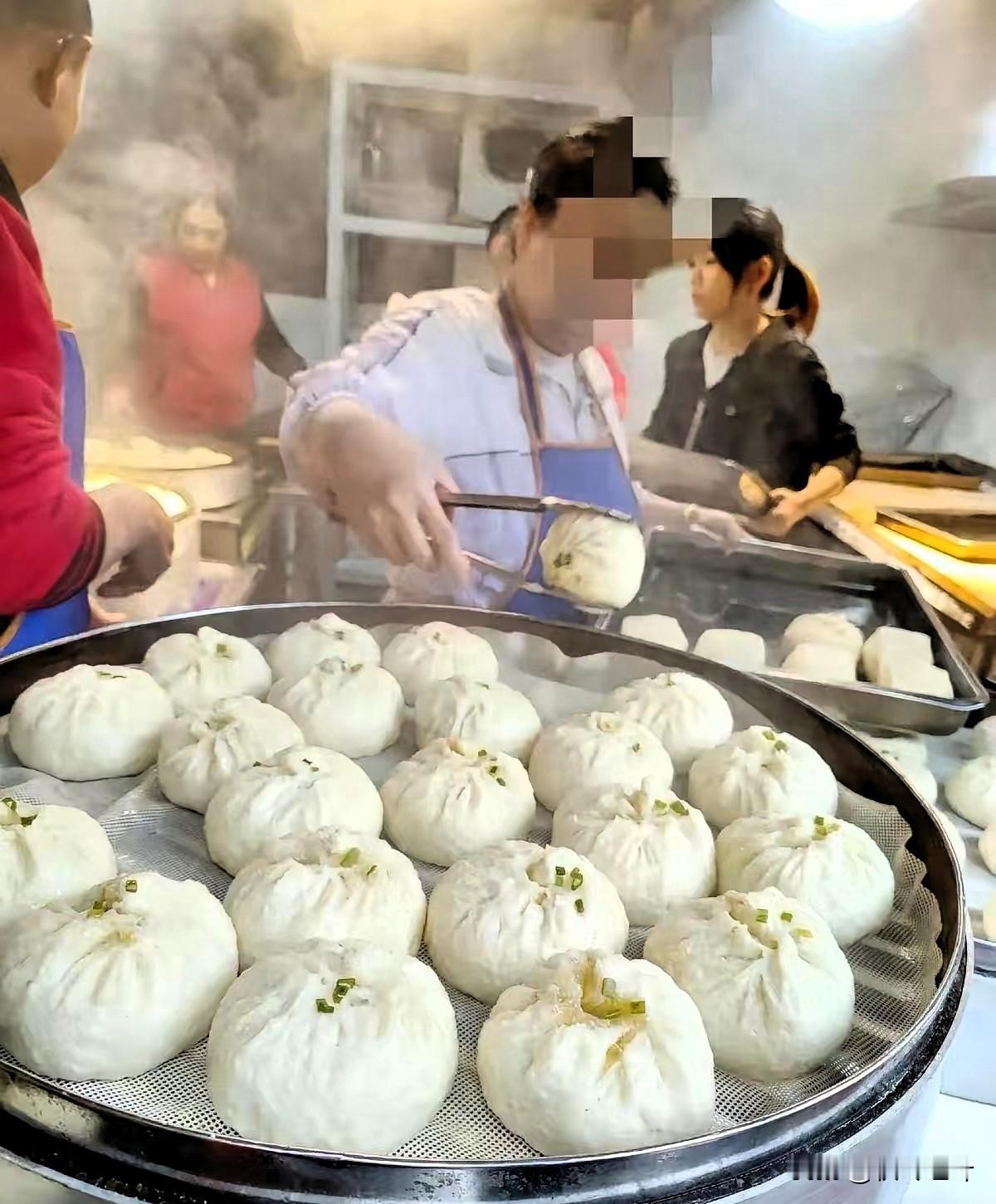 我楼下那个铺子，最近成了整条街的笑话。这铺子年租金从7万急降到2万，铁门上的