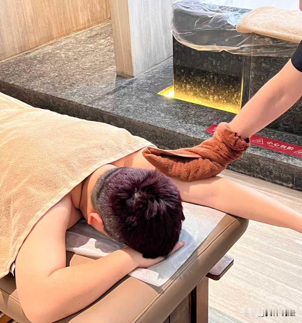 辽宁阜新，16岁男生和母亲去一澡堂洗澡，期间，叫了一名搓澡工帮自己搓背，怎料，搓