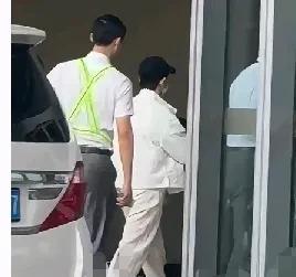 8.28新鲜莎莎出发新疆啦！起落平安！今天上午莎莎从北京出发新疆。她戴着黑色口罩
