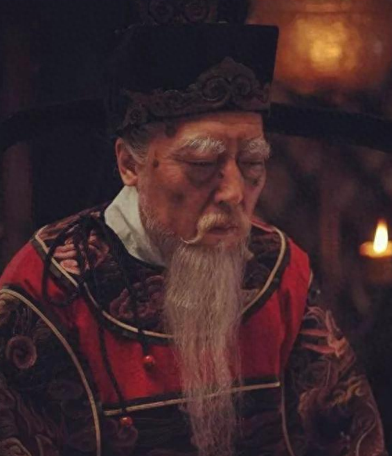 1562年，严嵩倒台，在被抄家时提出：留点钱打发仆人。徐阶听闻，一字一句道：“我