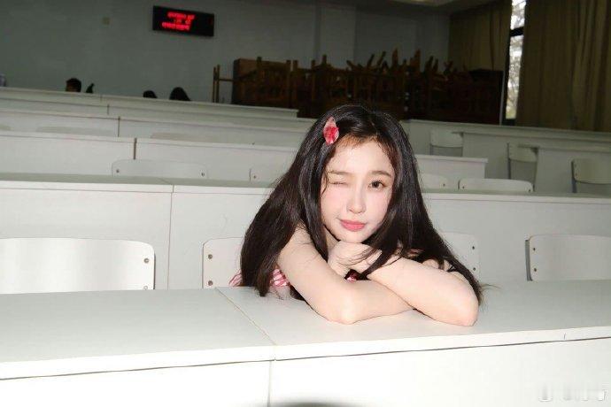 何与开家长会还得来出片何与晒虞书欣家长会出片哈哈哈咱就是说你别太宠了~这个姜暮