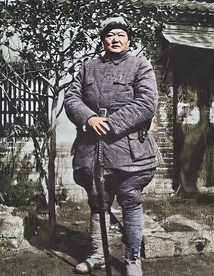 这是电影从奴隶到将军原型，一代战神罗炳辉将军在抗战时期的留影，这张照片一个最亮眼