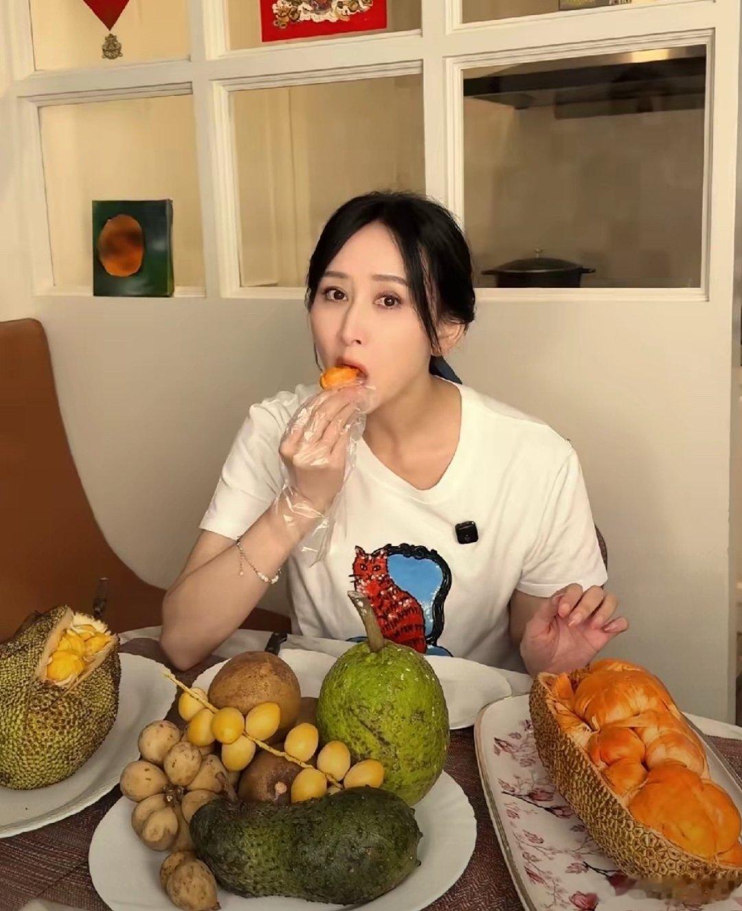 胡静这一桌子马来西亚水果，我都没见过。