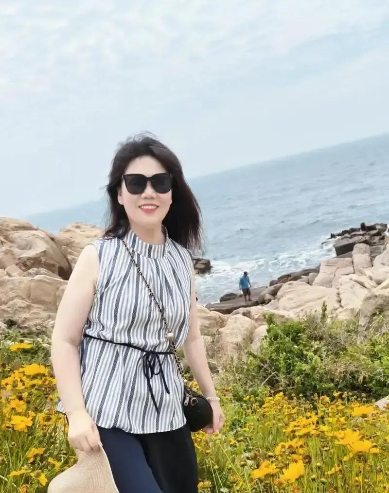去医院复查甲状腺结节那天，我老公硬是连着抢了三个专家号，死活催着拉我进诊室，那焦