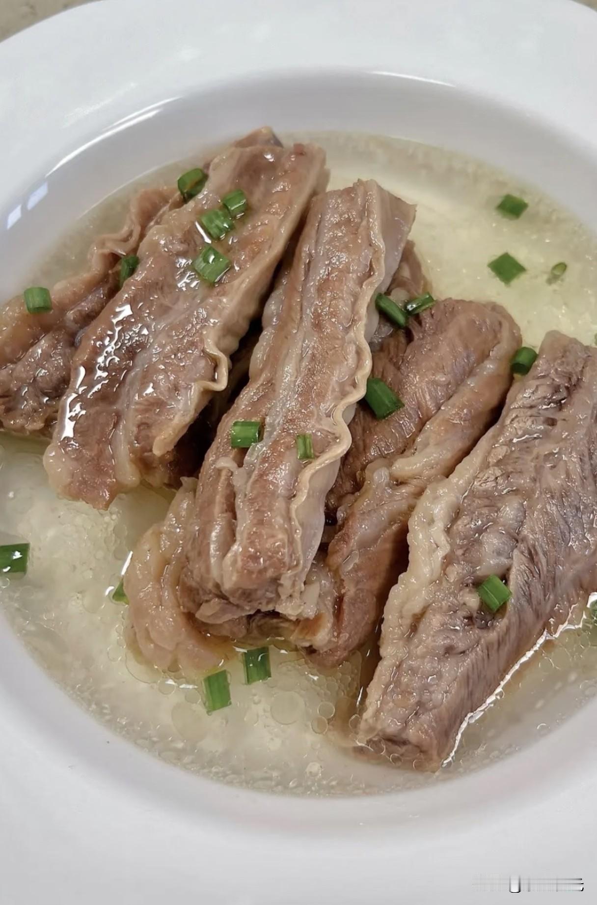 以前在家清炖牛肉，我总陷入一个误区。觉得肉腥味重，就拼命加八角、香叶、花椒、